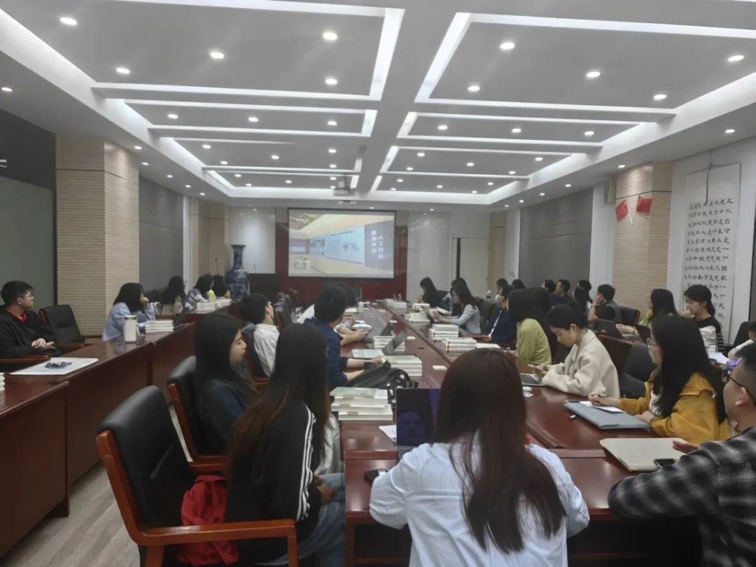 图:与会师生党员共同观看学习视频.jpg